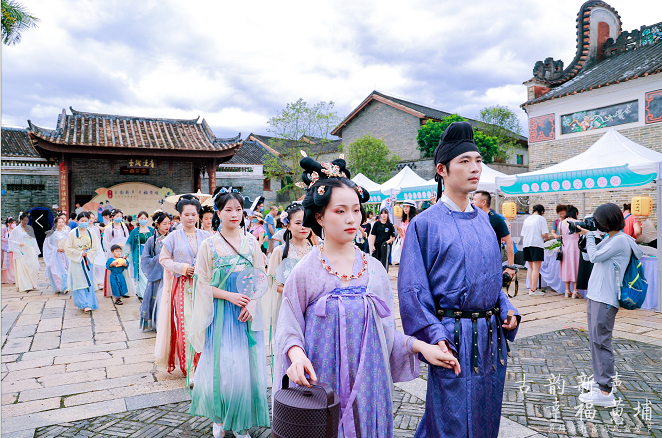 國風巡遊，“穿越”百年古村（圖）